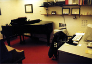 office1sm.JPG (19121 bytes)